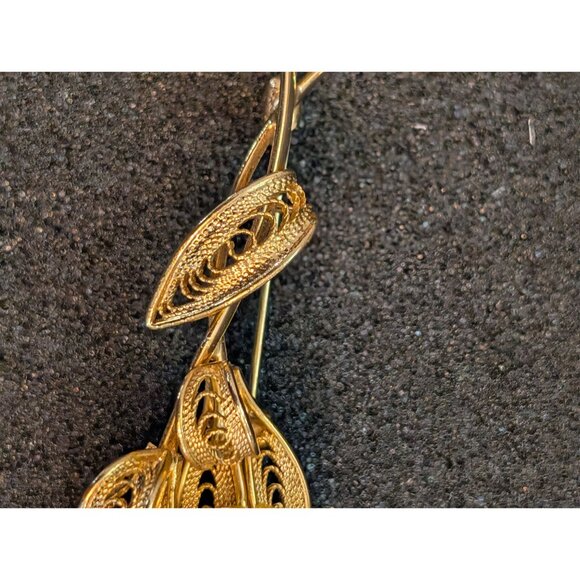 Vintage Gold Tone Flower Brooch White Carved Petals Filigree Detailing - Picture 3 of 5